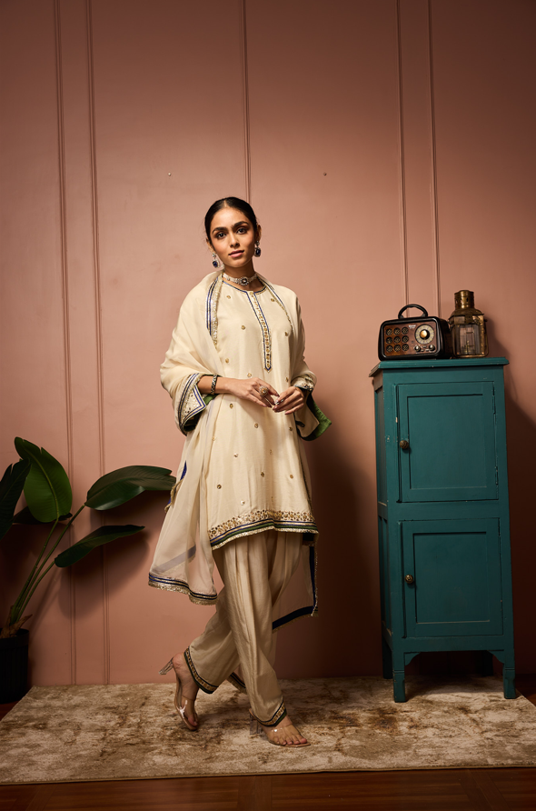 IVORY GOTA SIKKA EMBROIDERED KURTASET.