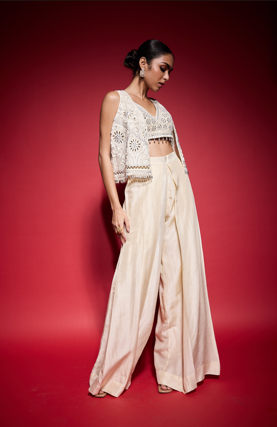 WHITE EMBROIDERED CUTOWRK VESTSET.