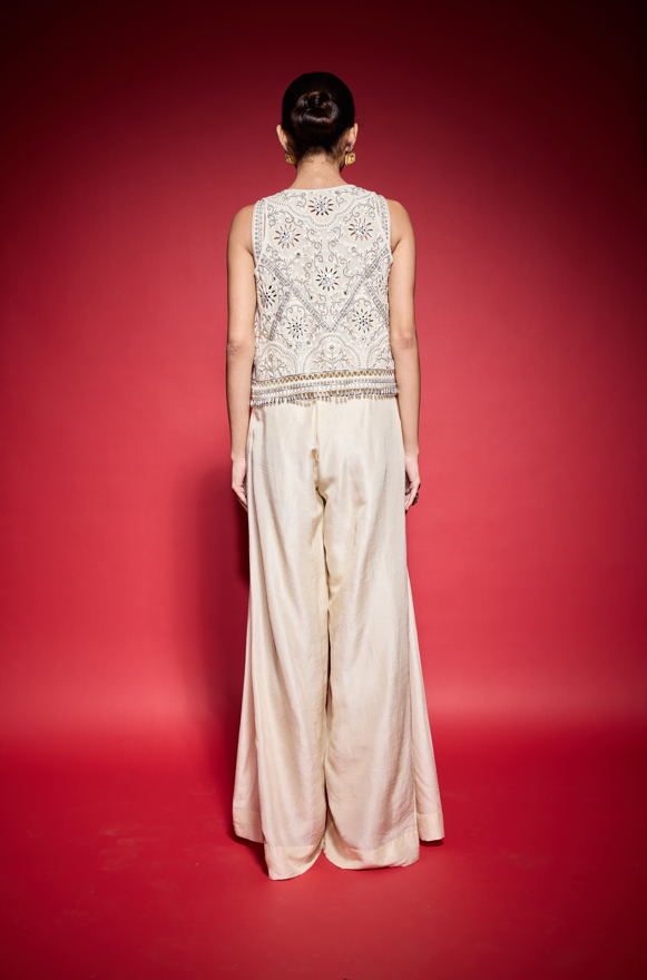WHITE EMBROIDERED CUTOWRK VESTSET.