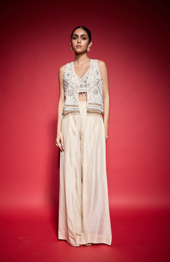 WHITE EMBROIDERED CUTOWRK VESTSET.