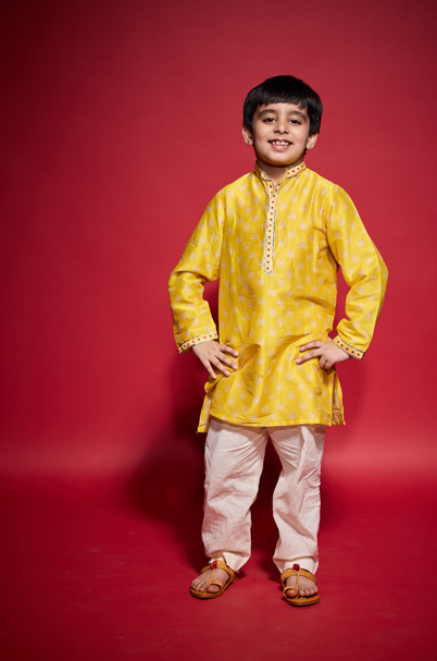 HALDI BANDHEJ BUTTIEE KURTASET.