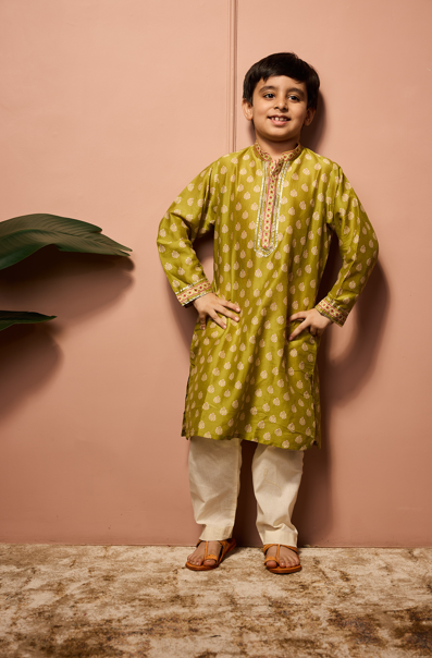 MEHENDI BANDHEJ BUTTIEE KURTASET.