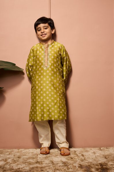 MEHENDI BANDHEJ BUTTIEE KURTASET.