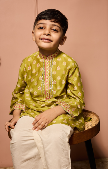MEHENDI BANDHEJ BUTTIEE KURTASET.