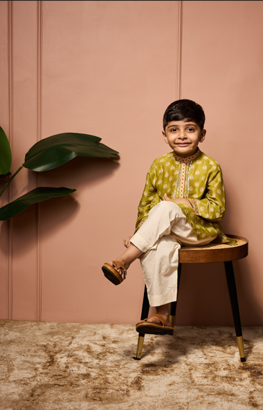 MEHENDI BANDHEJ BUTTIEE KURTASET.
