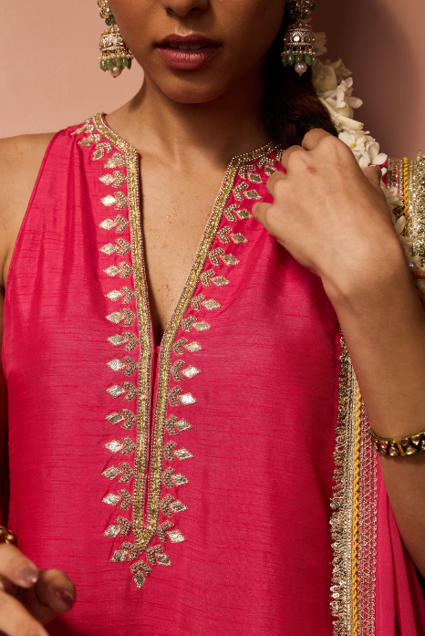 PINK SLEEVLESS MONOTONE SHORT KURTASET .