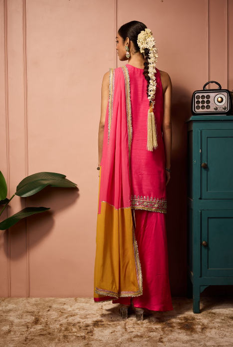 PINK SLEEVLESS MONOTONE SHORT KURTASET .