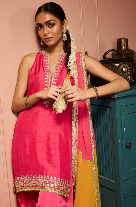 PINK SLEEVLESS MONOTONE SHORT KURTASET .