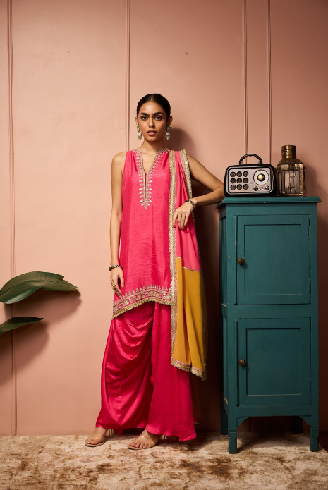 PINK SLEEVLESS MONOTONE SHORT KURTASET .