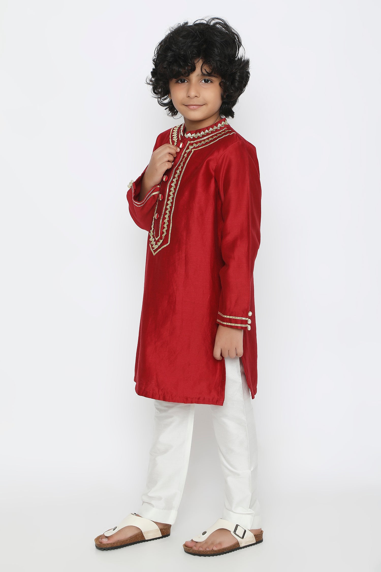 Maroon gota kurtaset.